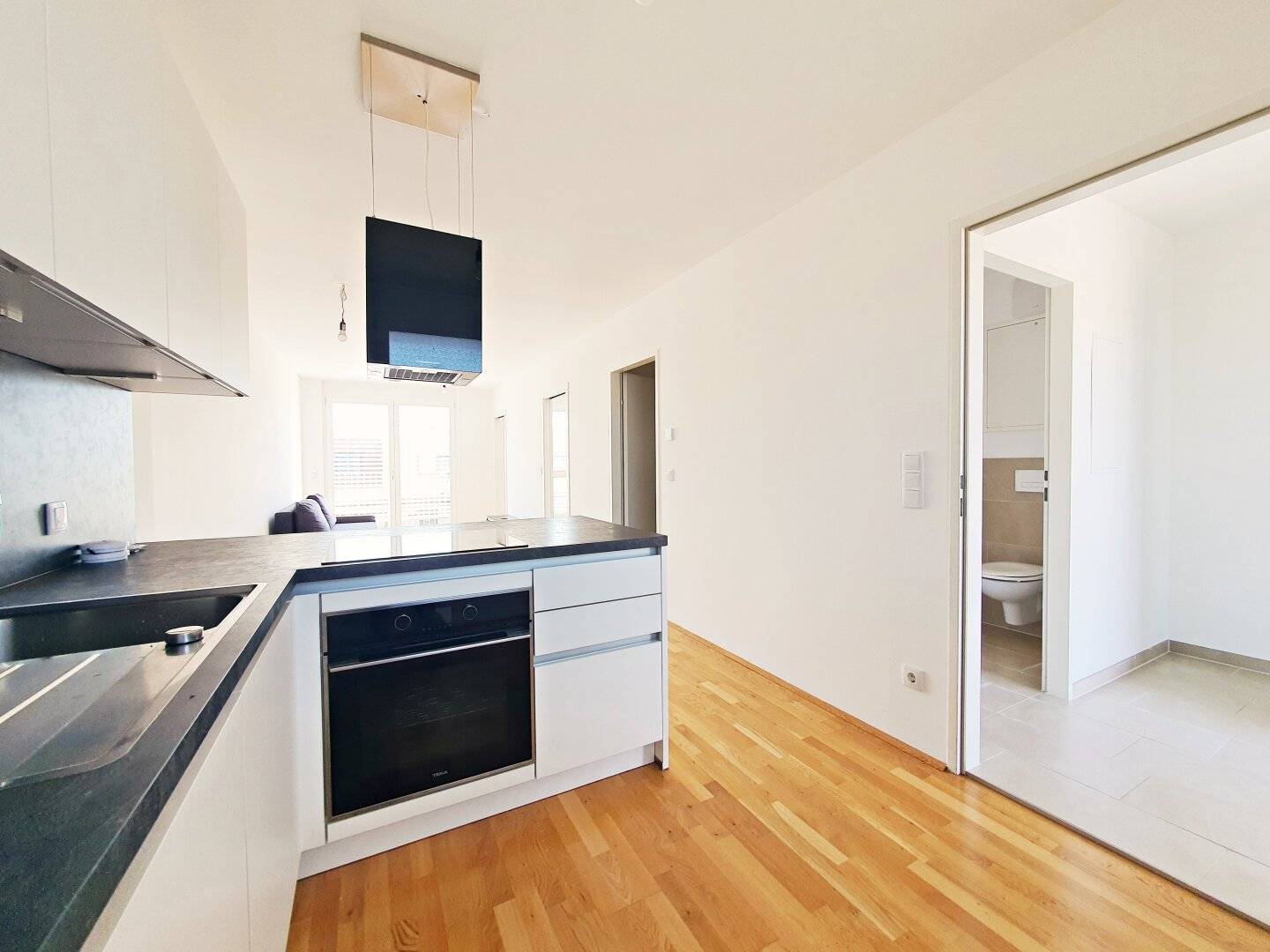 NEW BREITENLEE garden side: ideal for singles and couples! Renovated 2-room new-build apartment with 6 m² balcony and green view (still rented on a fixed-term lease).