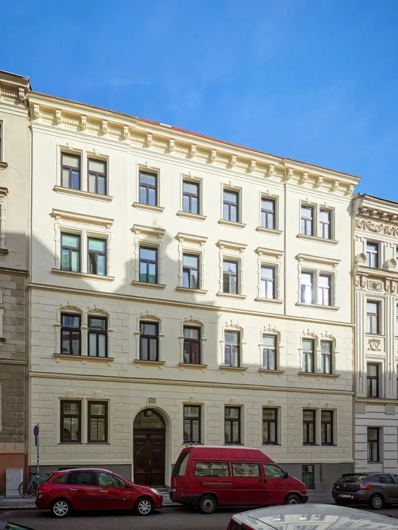 Stylish and spacious 3-4 room period apartment with balcony near Währinger Straße