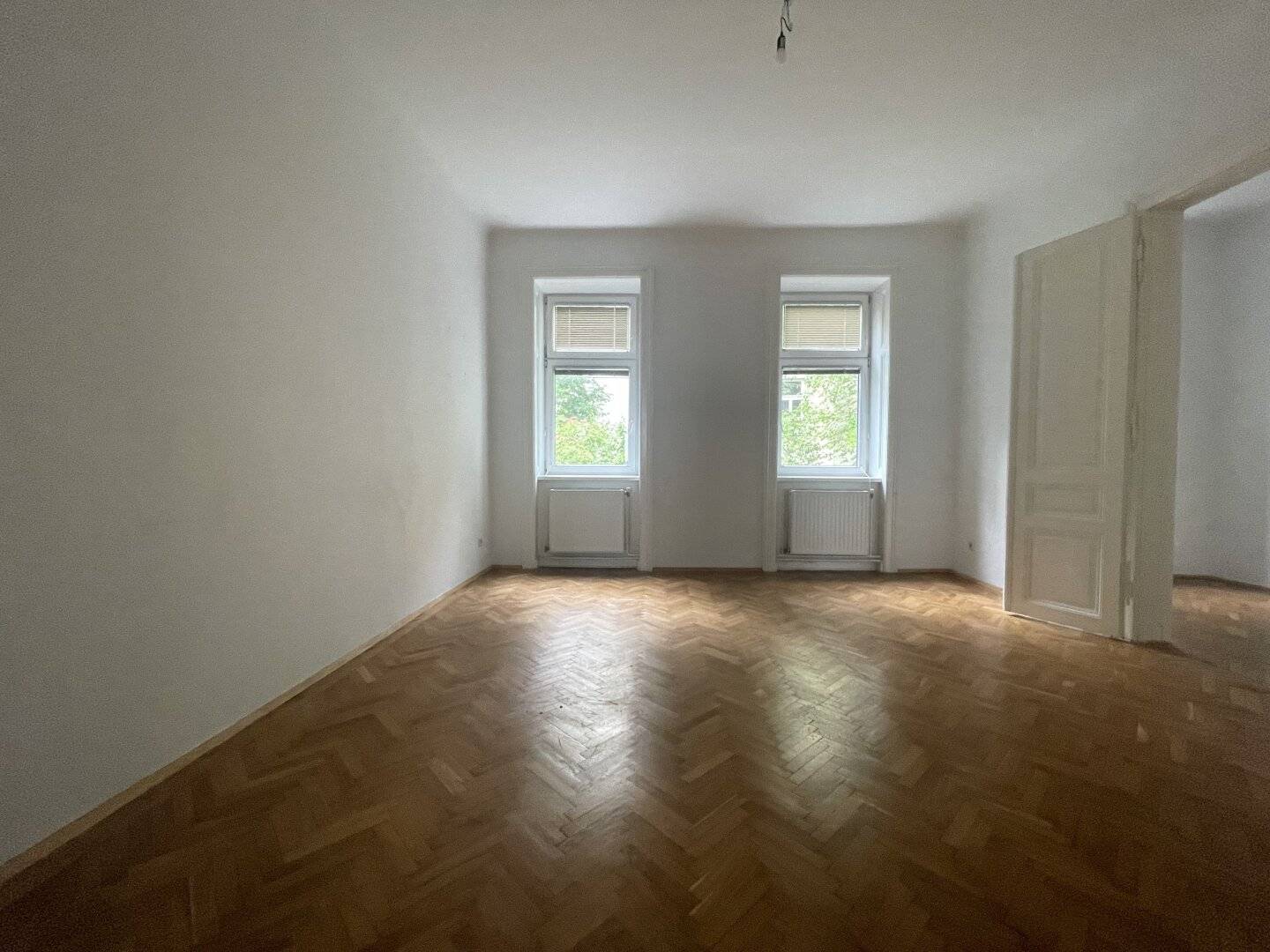 Stylish and spacious 3-4 room period apartment with balcony near Währinger Straße