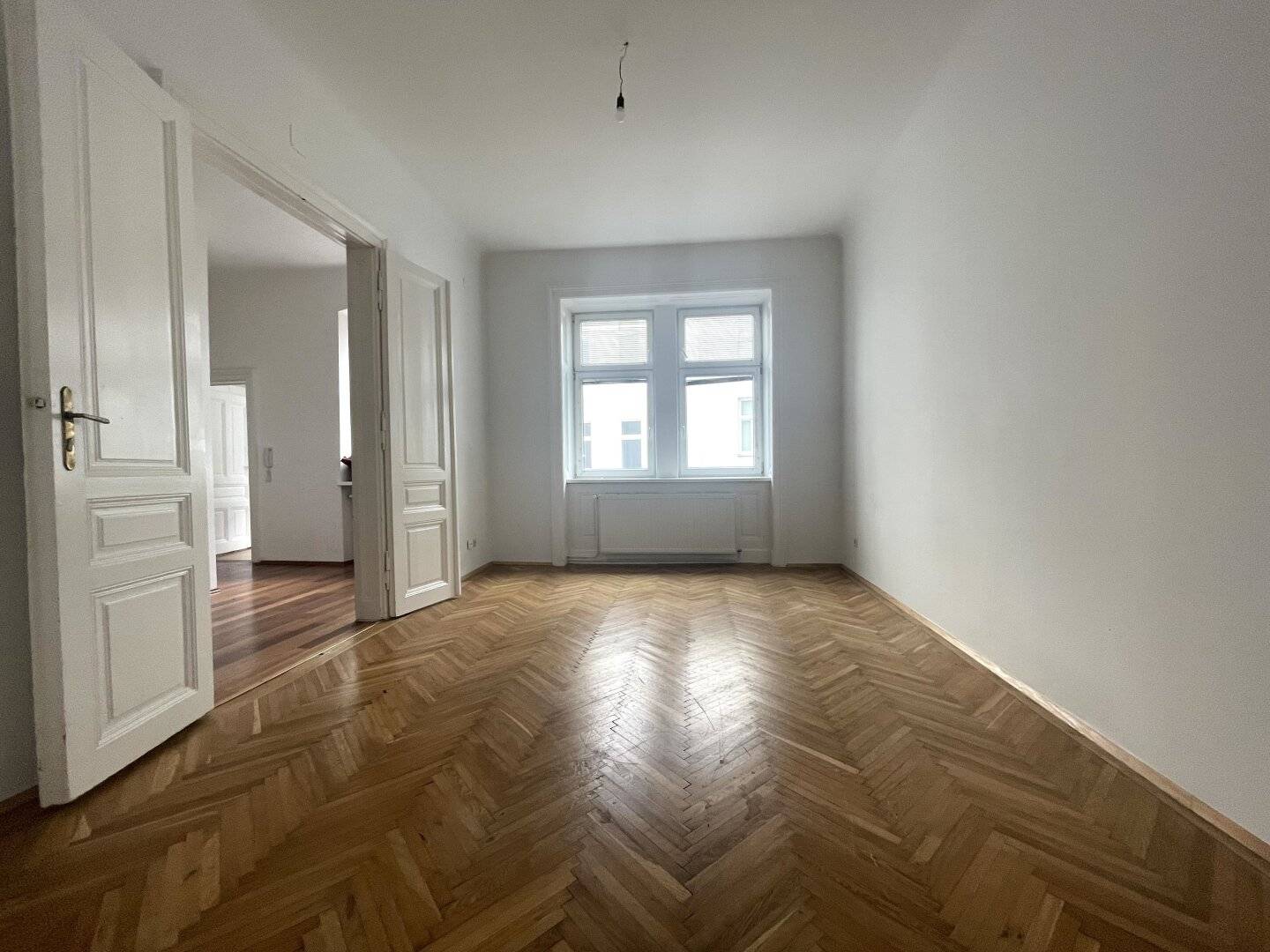 Stylish and spacious 3-4 room period apartment with balcony near Währinger Straße