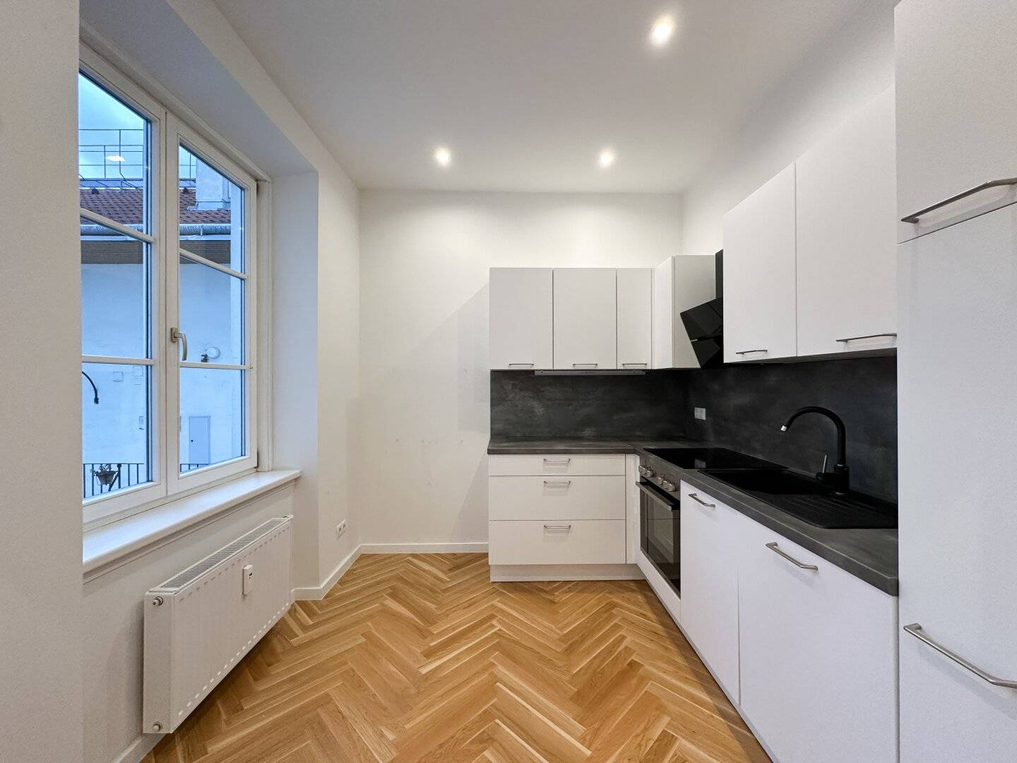 ZEITREISE IM HERZEN DER STADT - 2,5-Zimmer-Altbauwohnung mit Flair im ADLERHOF
