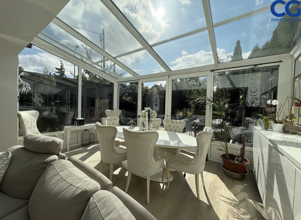 Charming single family house with special flair and dreamy conservatory