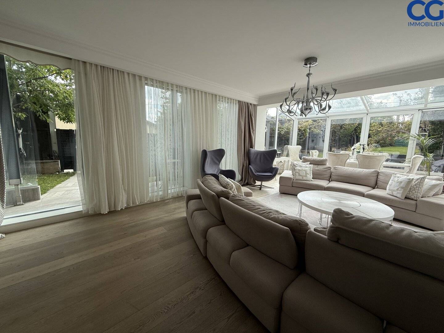 Charming single family house with special flair and dreamy conservatory