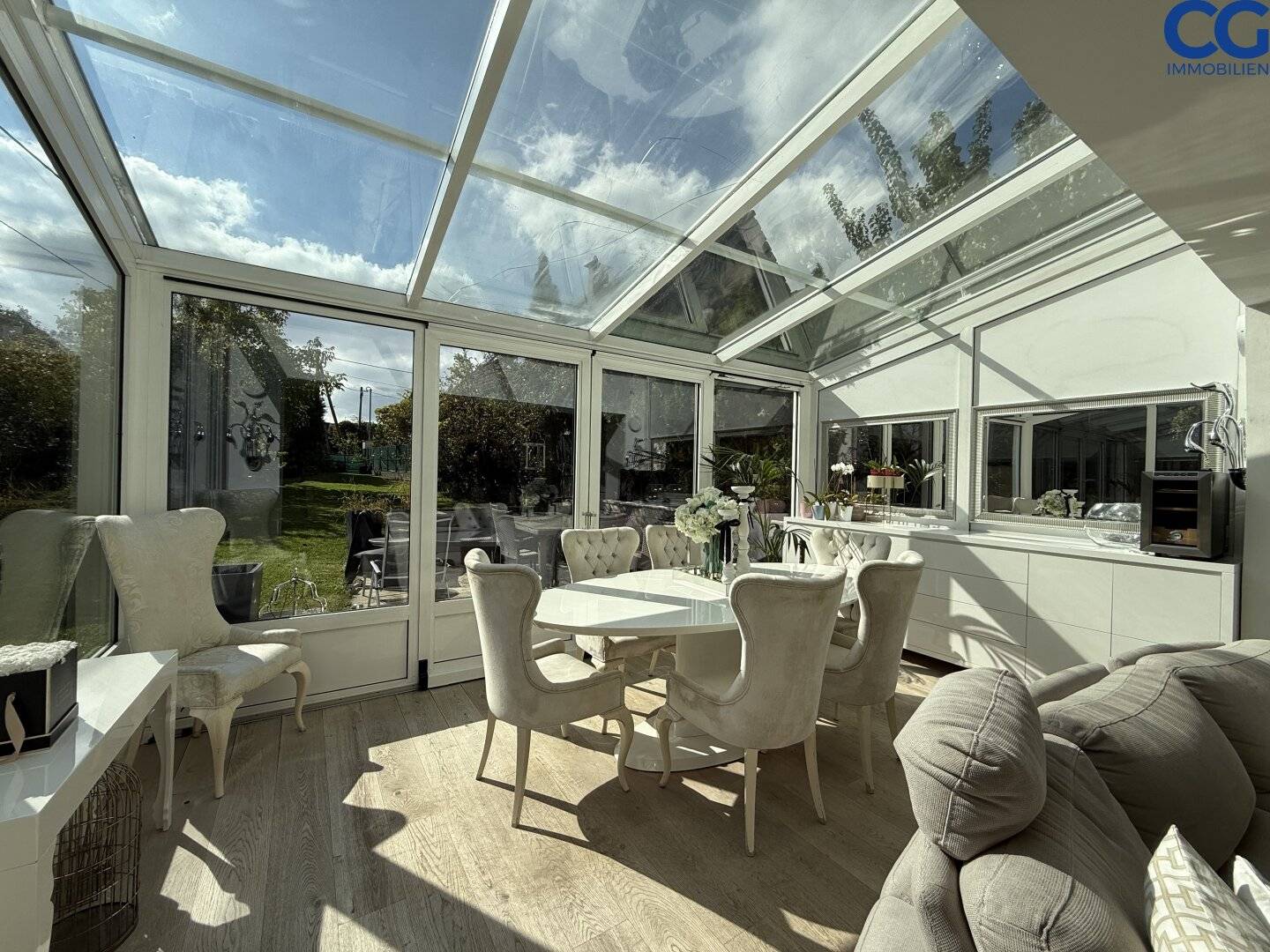 Charming single family house with special flair and dreamy conservatory