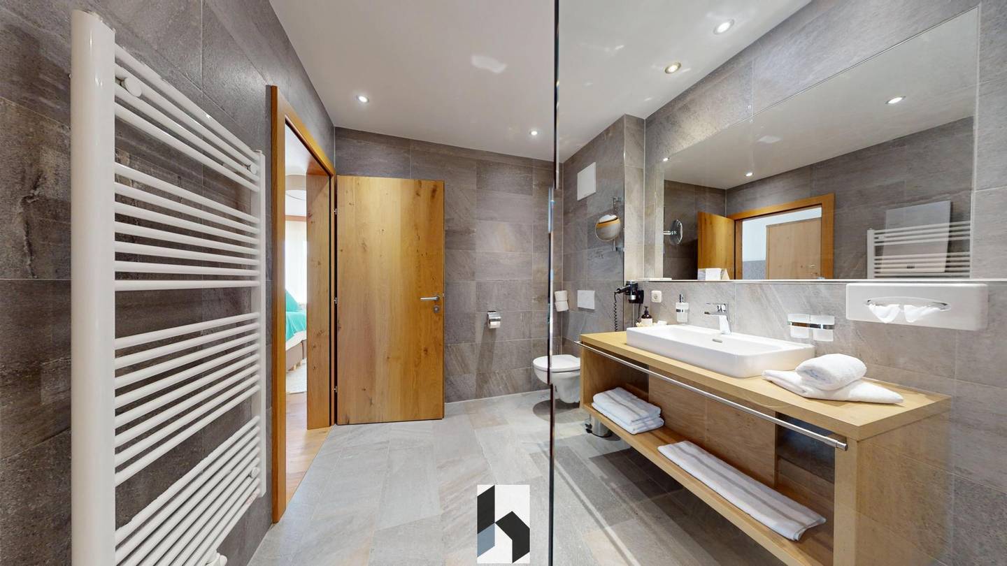 Wohnung möbliert mit Wellnessbereich und Bergblick