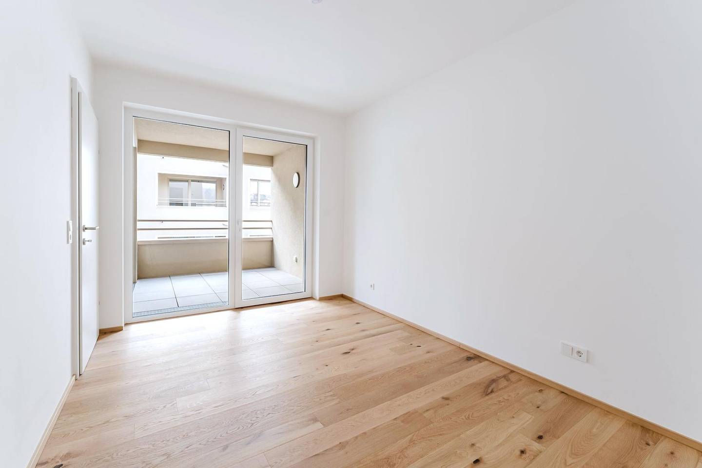 Central apartment by the town square with loggia