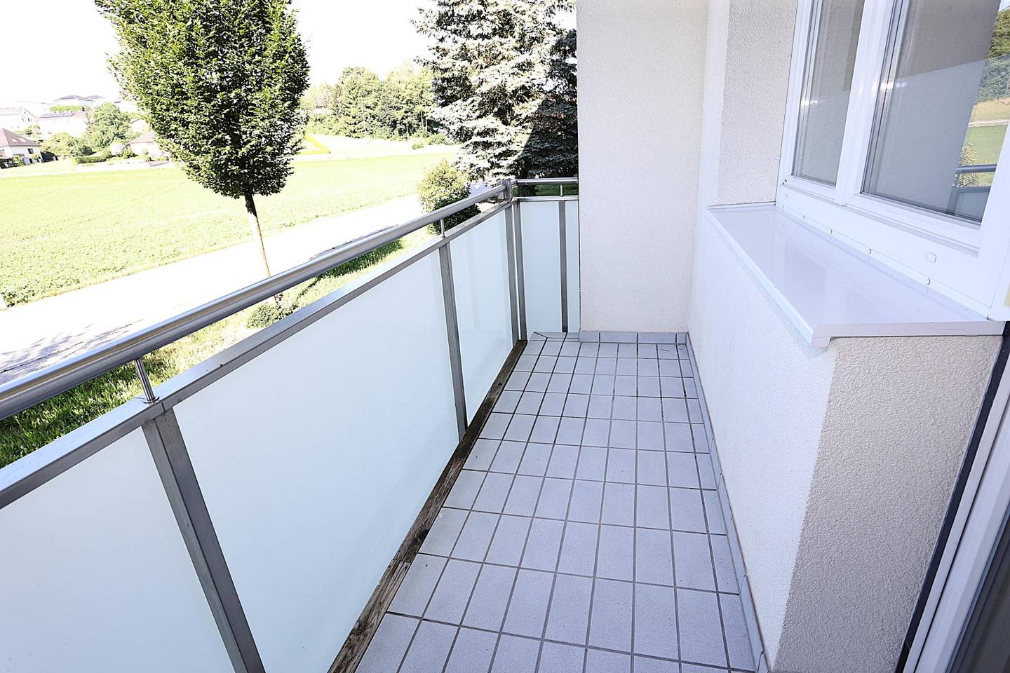 Erdgeschosswohnung hell mit Balkon und nummeriertem Stellplatz