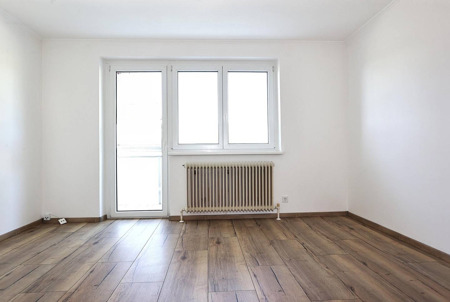 Erdgeschosswohnung hell mit Balkon und nummeriertem Stellplatz