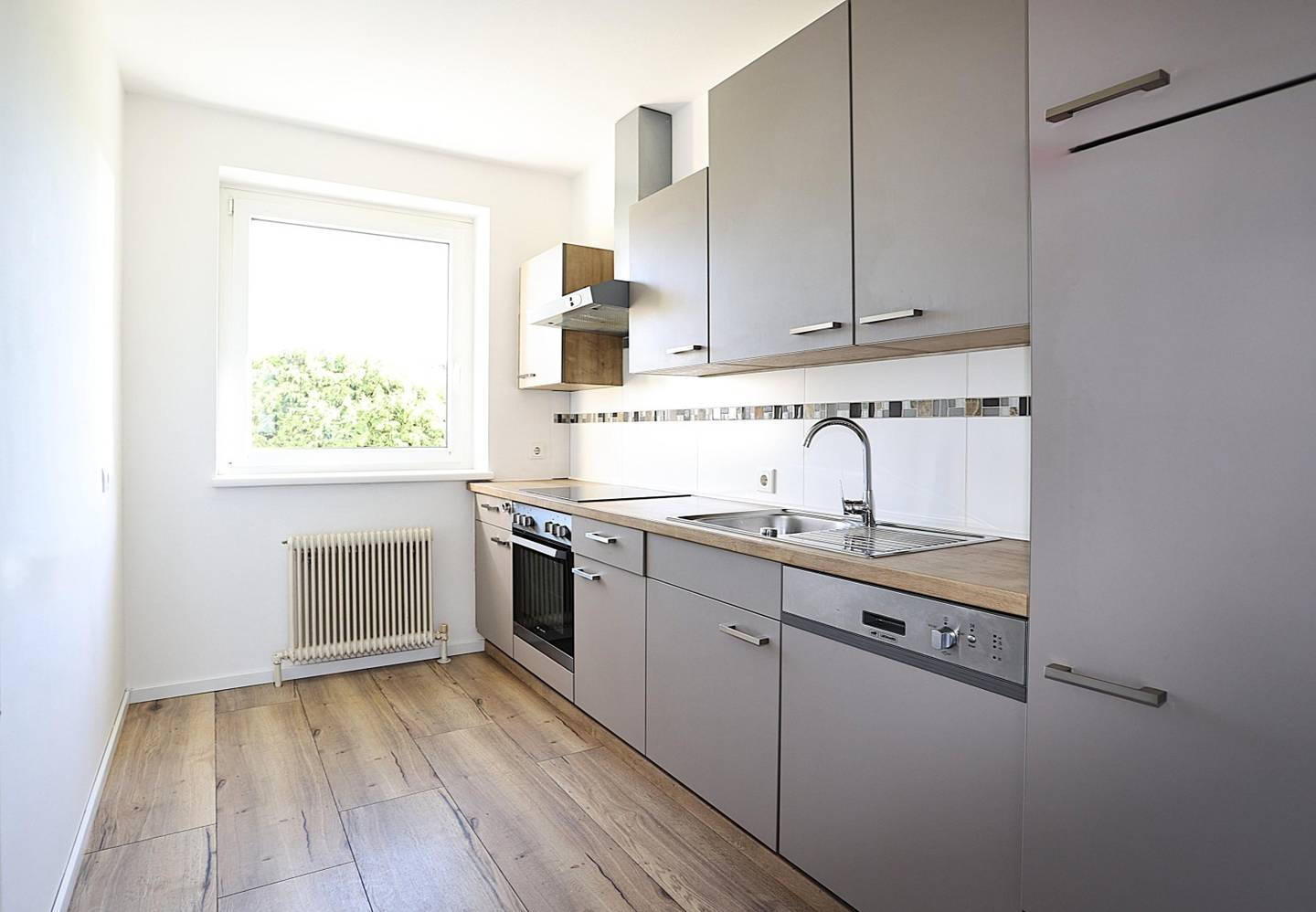 Erdgeschosswohnung hell mit Balkon und nummeriertem Stellplatz