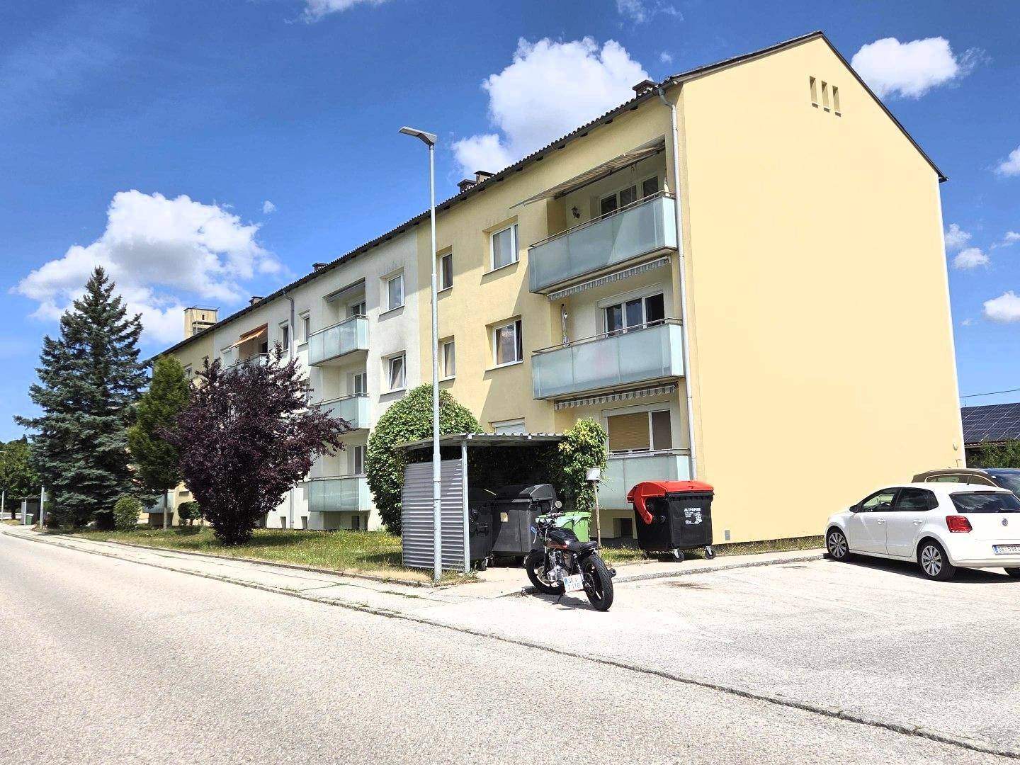 Erdgeschosswohnung hell mit Balkon und nummeriertem Stellplatz