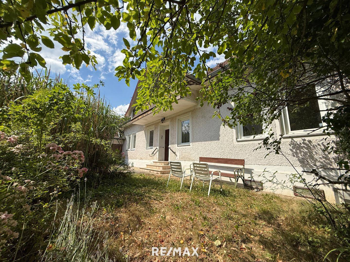 Sonnige Wohnung mit Garten und Garage in ruhiger Lage
