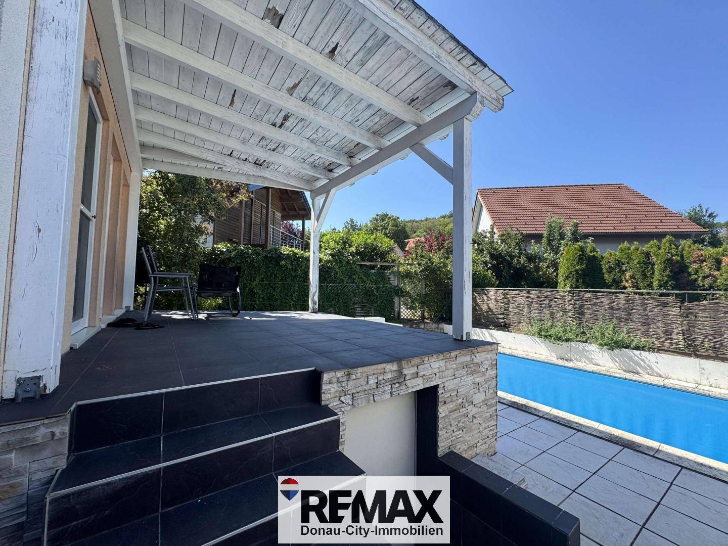 Familienwohnung mit Garten Terrasse und Pool
