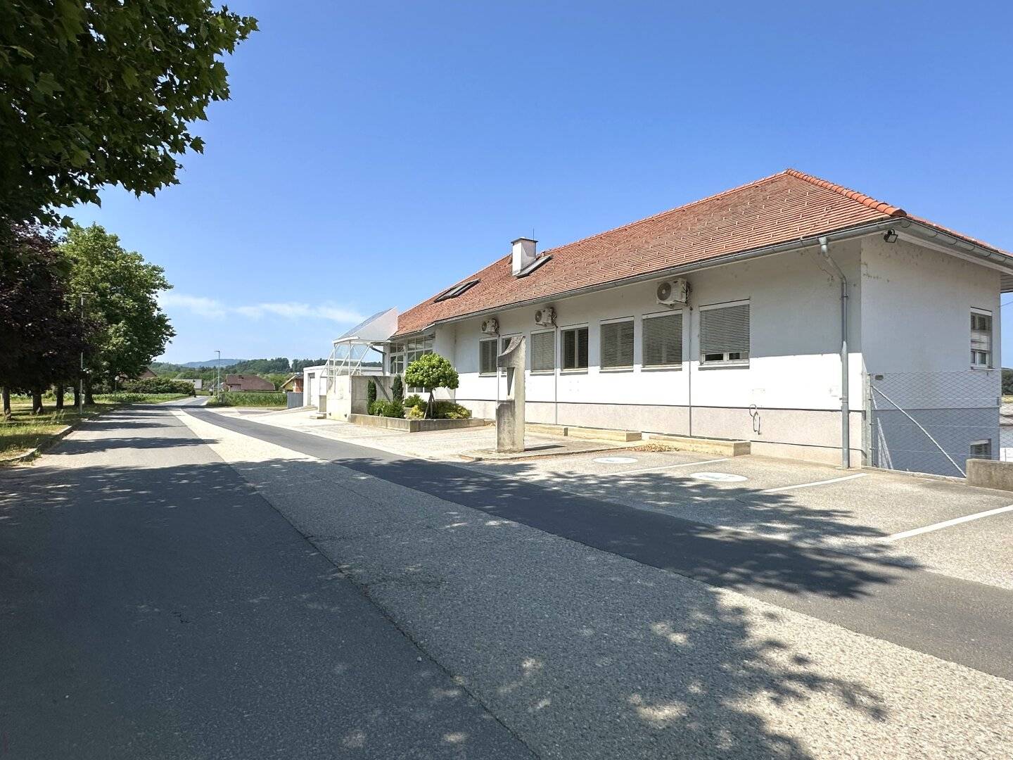 Commission-free commercial property - land and existing building