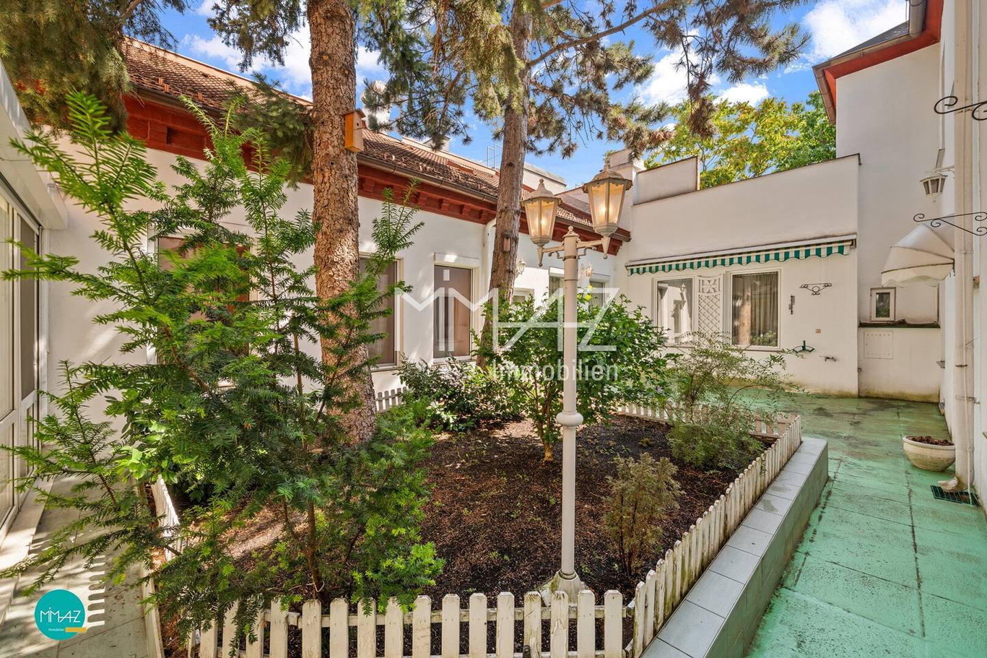Spacious multi-family house with secluded courtyard. Diverse usage possibilities. Atrium living climate with elegant Gründerzeit charm.