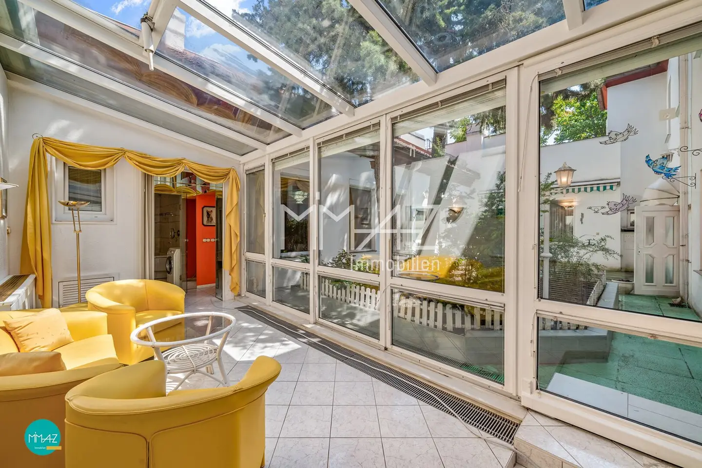 Bestandsfreies Mehrparteienhaus mit uneinsehbarem Innenhof. Atrium-Wohnklima mit edlem Charme der Gründerzeit. Ab sofort beziehbar.