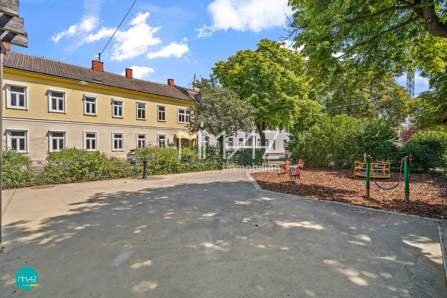 Spacious multi-family house with secluded courtyard. Diverse usage possibilities. Atrium living climate with elegant Gründerzeit charm.