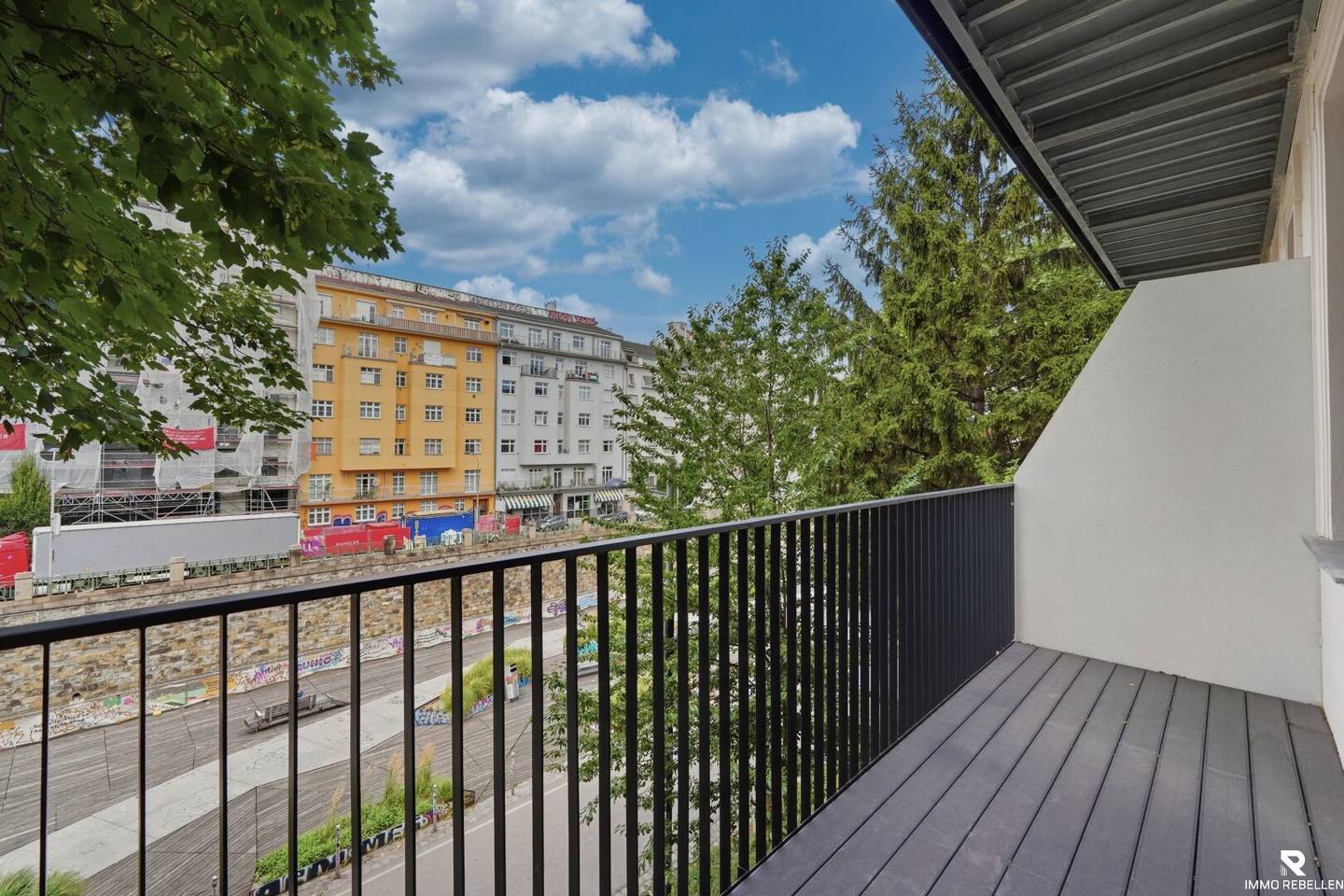Wohnen am Wienfluss – wunderschön sanierte Altbauwohnung mit Balkon und Grünblick (U4)