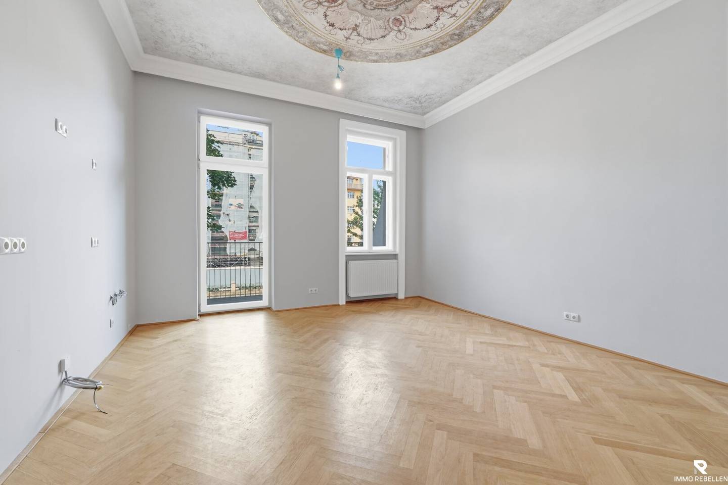 Wohnen am Wienfluss – wunderschön sanierte Altbauwohnung mit Balkon und Grünblick (U4)