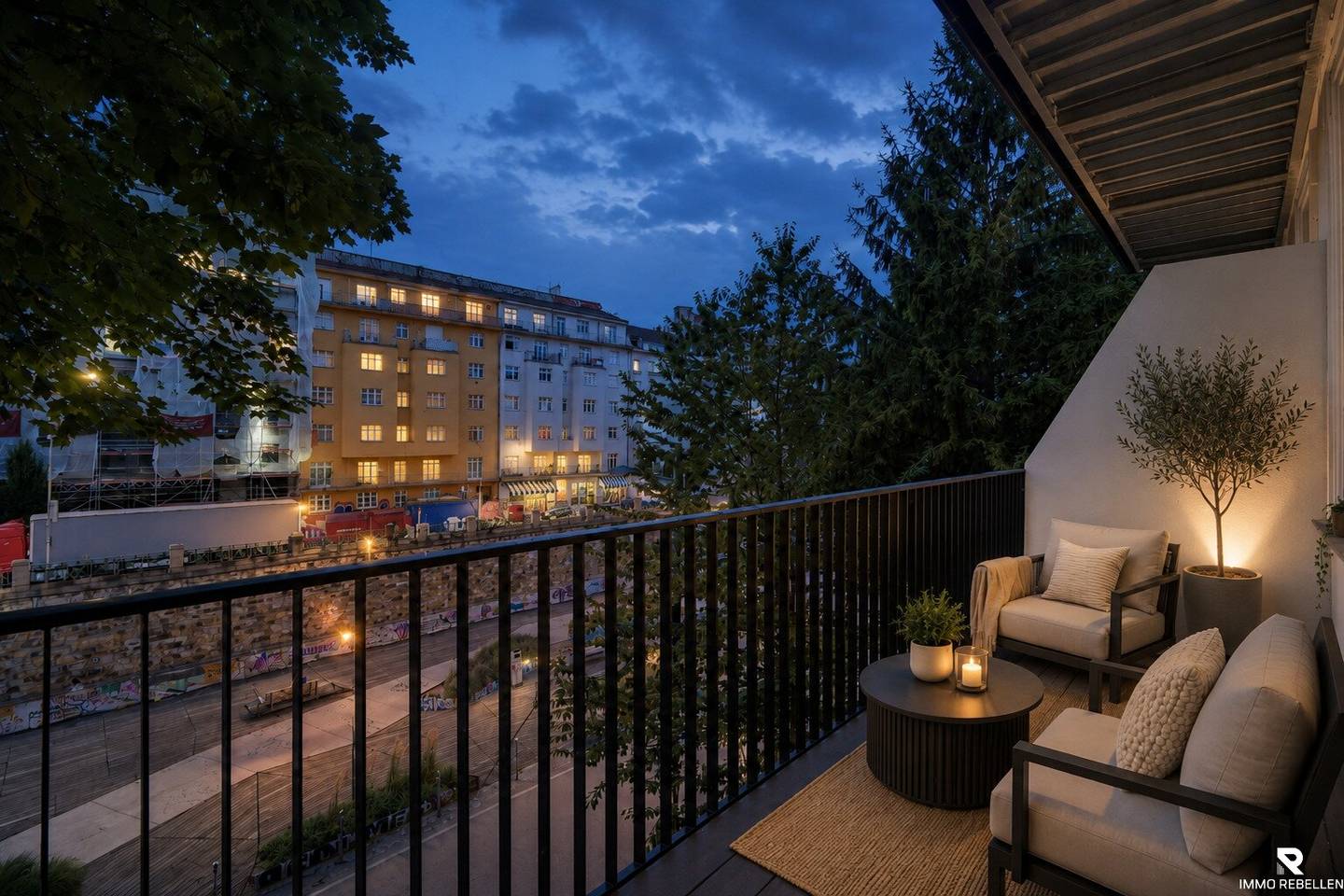 Wohnen am Wienfluss – wunderschön sanierte Altbauwohnung mit Balkon und Grünblick (U4)