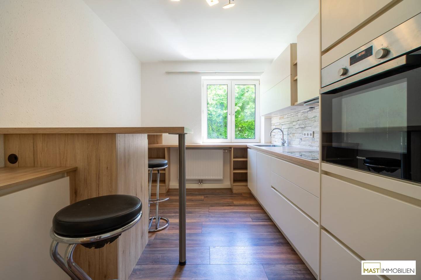 Fully renovated 2-room apartment including high-quality fitted kitchen in excellent location