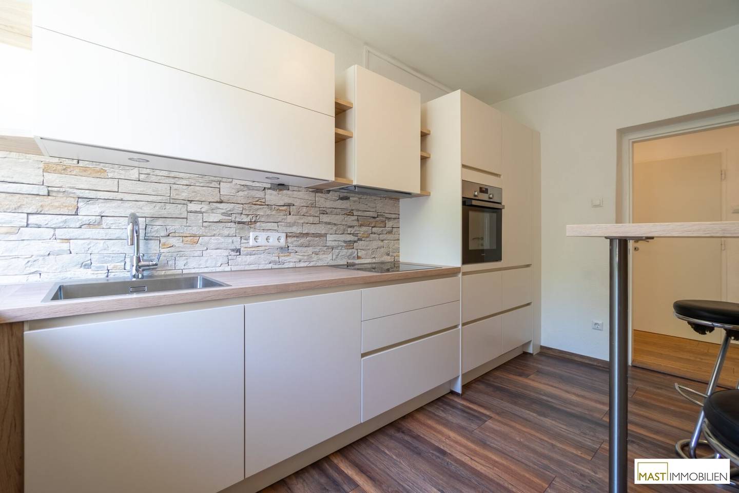 Fully renovated 2-room apartment including high-quality fitted kitchen in excellent location