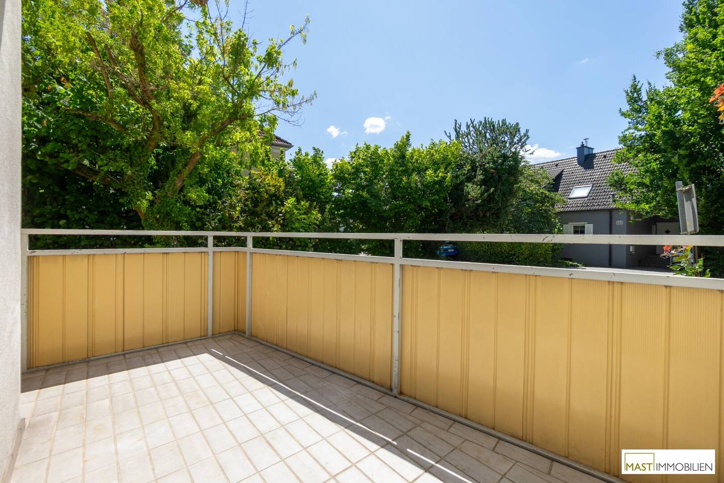Fully renovated 2-room apartment including high-quality fitted kitchen in excellent location