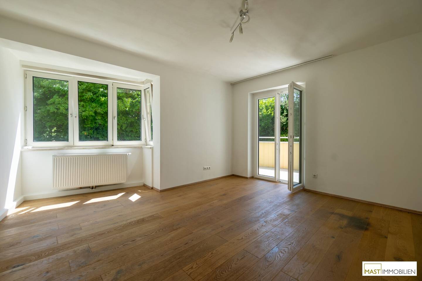 Fully renovated 2-room apartment including high-quality fitted kitchen in excellent location