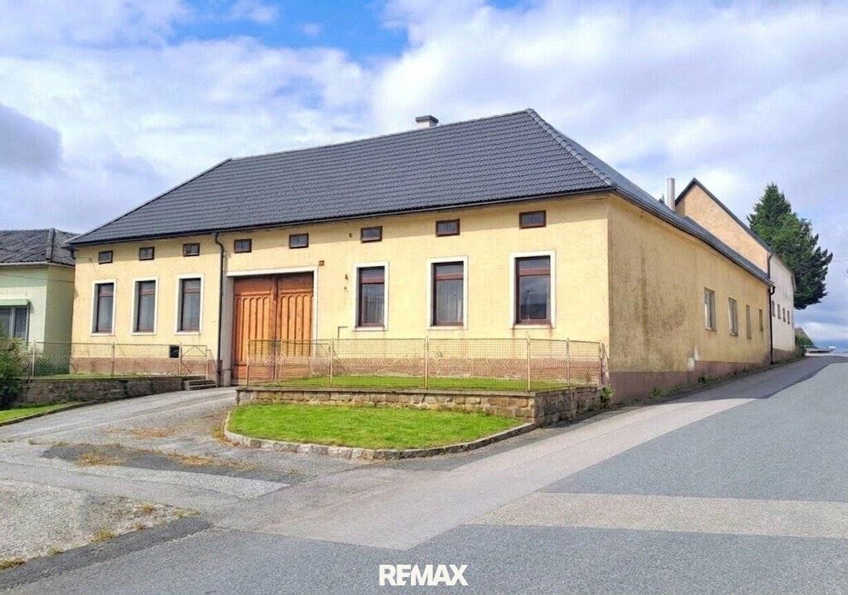 Vierkanthof mit großem Stadel, Garagen und Wiesenfläche
