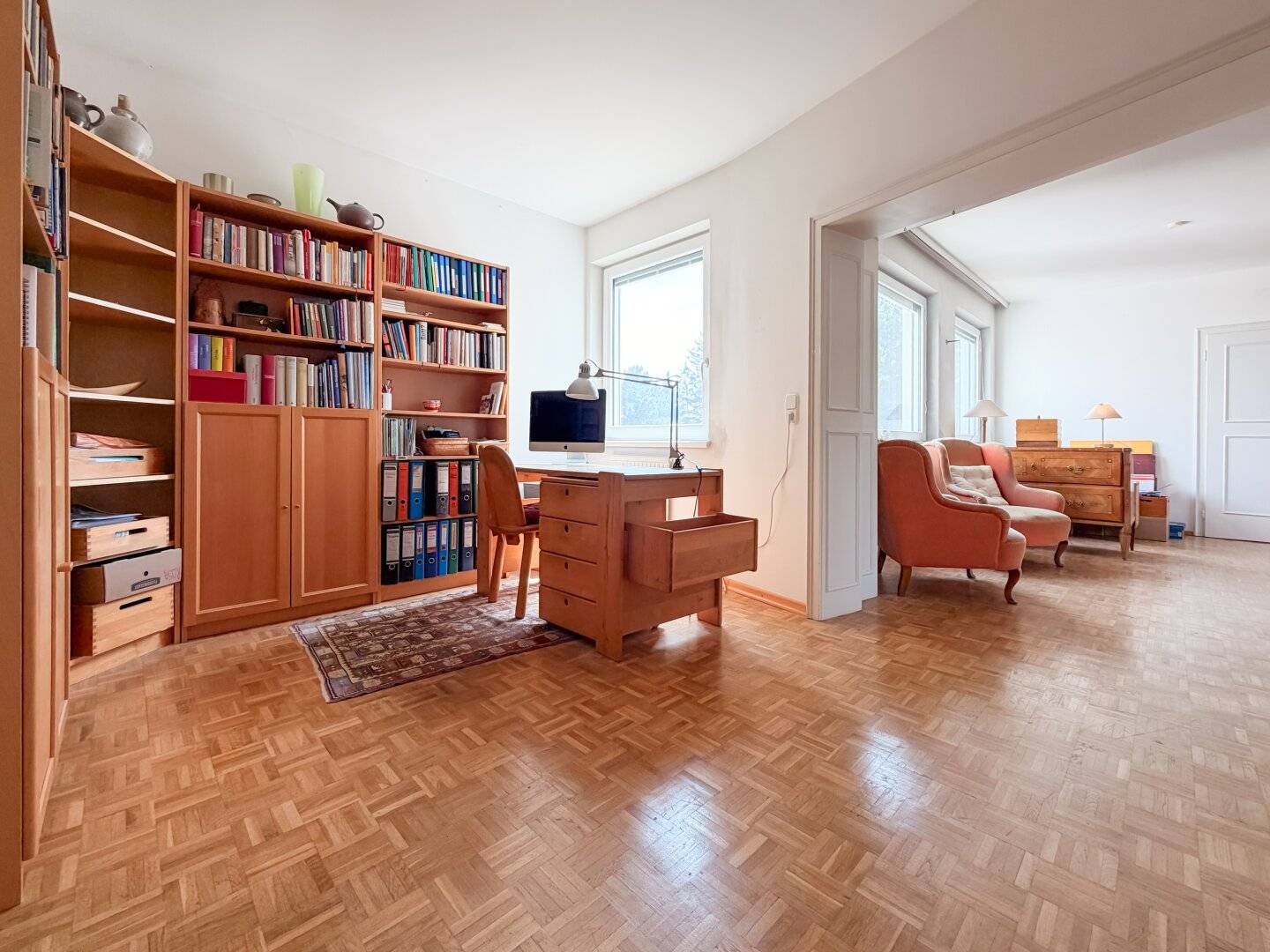 Generous living in the green: 4 rooms, two loggias and garage in Währing