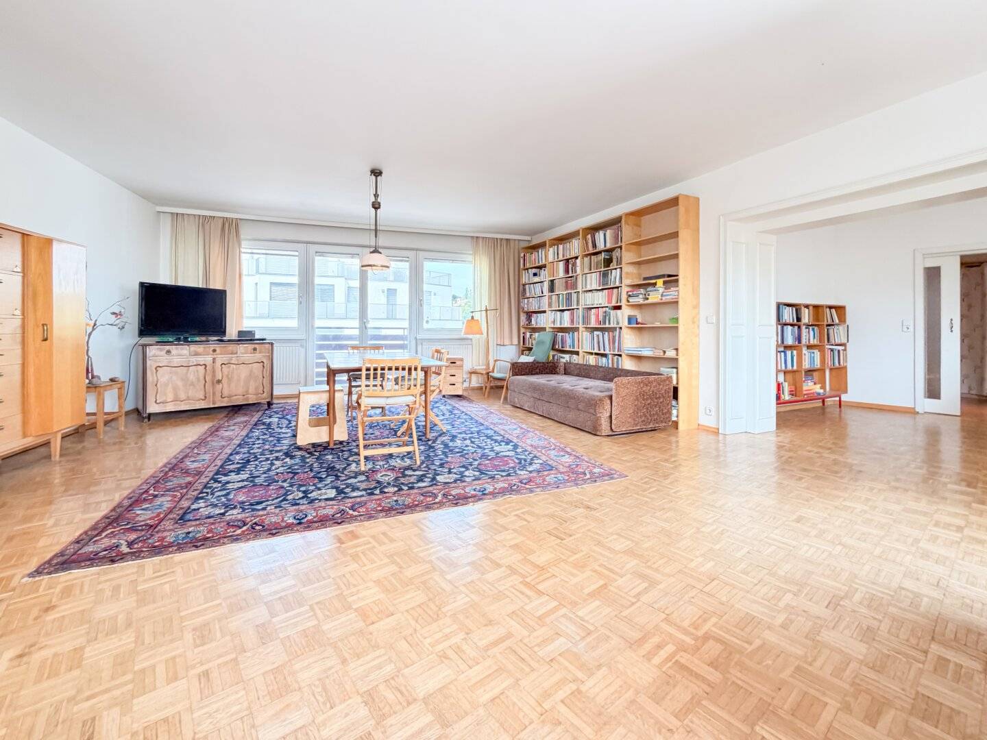 Generous living in the green: 4 rooms, two loggias and garage in Währing