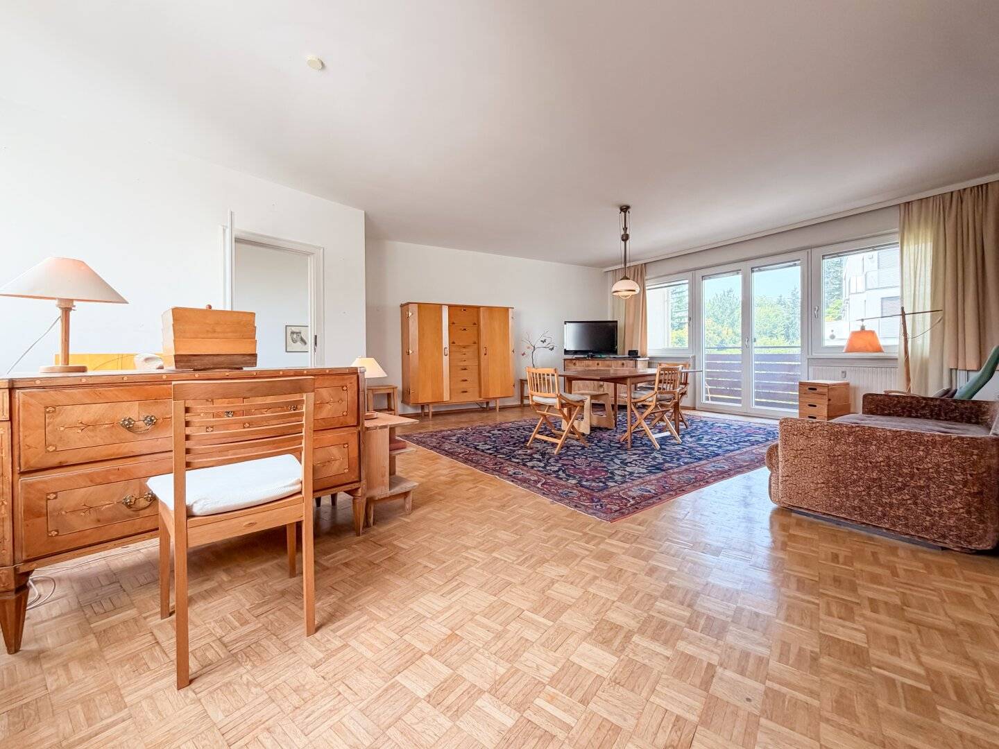 Generous living in the green: 4 rooms, two loggias and garage in Währing