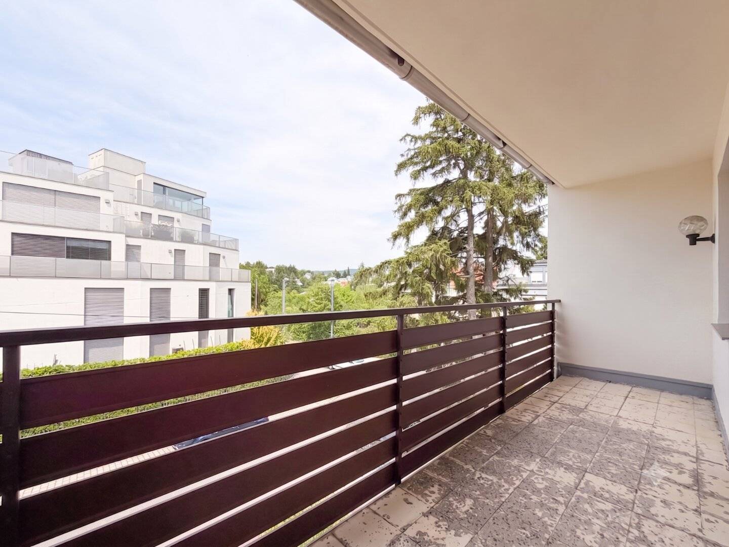 Generous living in the green: 4 rooms, two loggias and garage in Währing