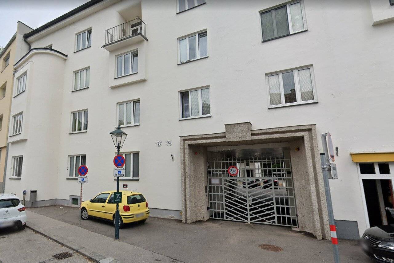 Car parking space (courtyard) in the heart of Baden