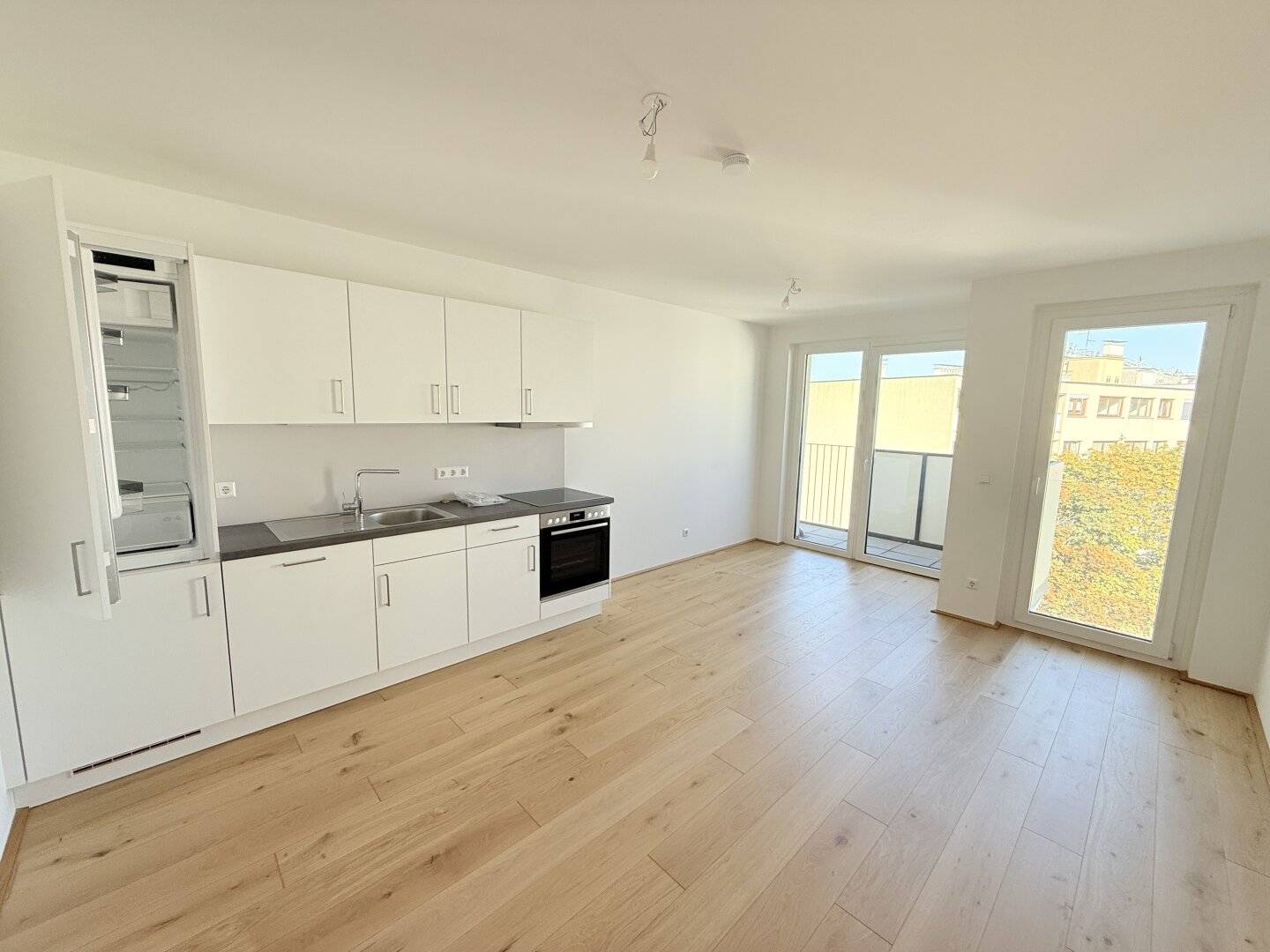 Living in the heart of Penzing - directly at U3 Kendlerstraße - compact 2-room apartment with east orientation