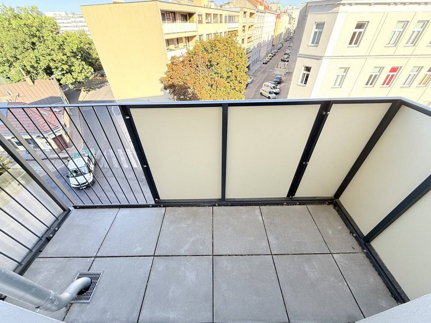 Living in the heart of Penzing - directly at U3 Kendlerstraße - compact 2-room apartment with east orientation