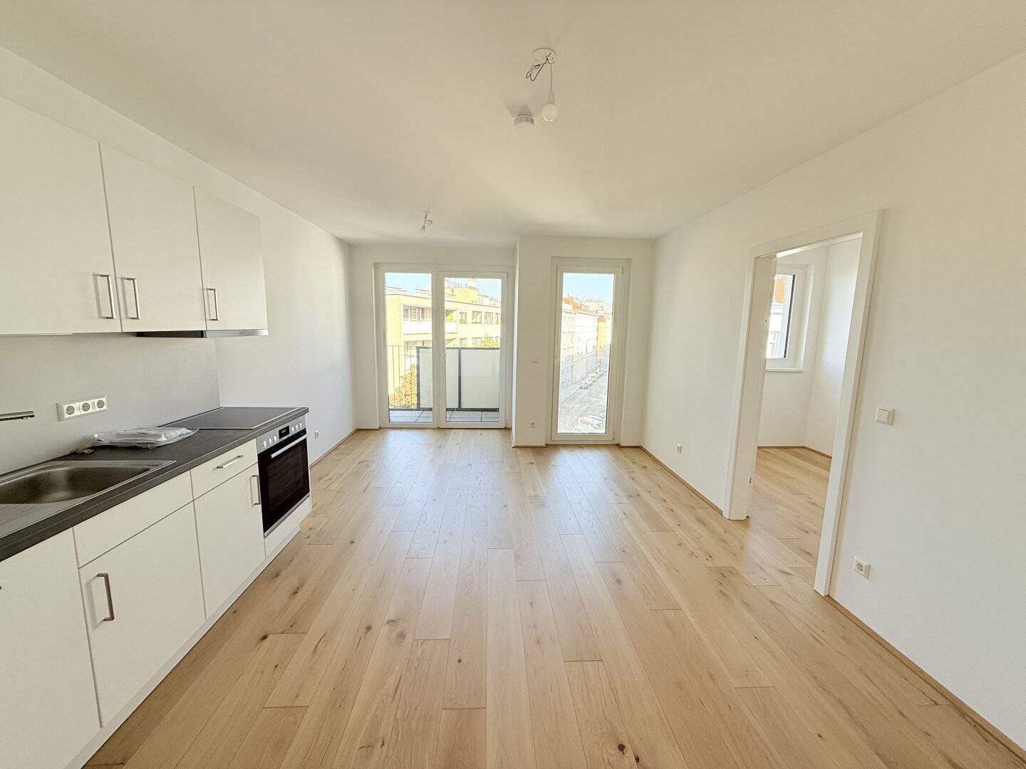 Living in the heart of Penzing - directly at U3 Kendlerstraße - compact 2-room apartment with east orientation