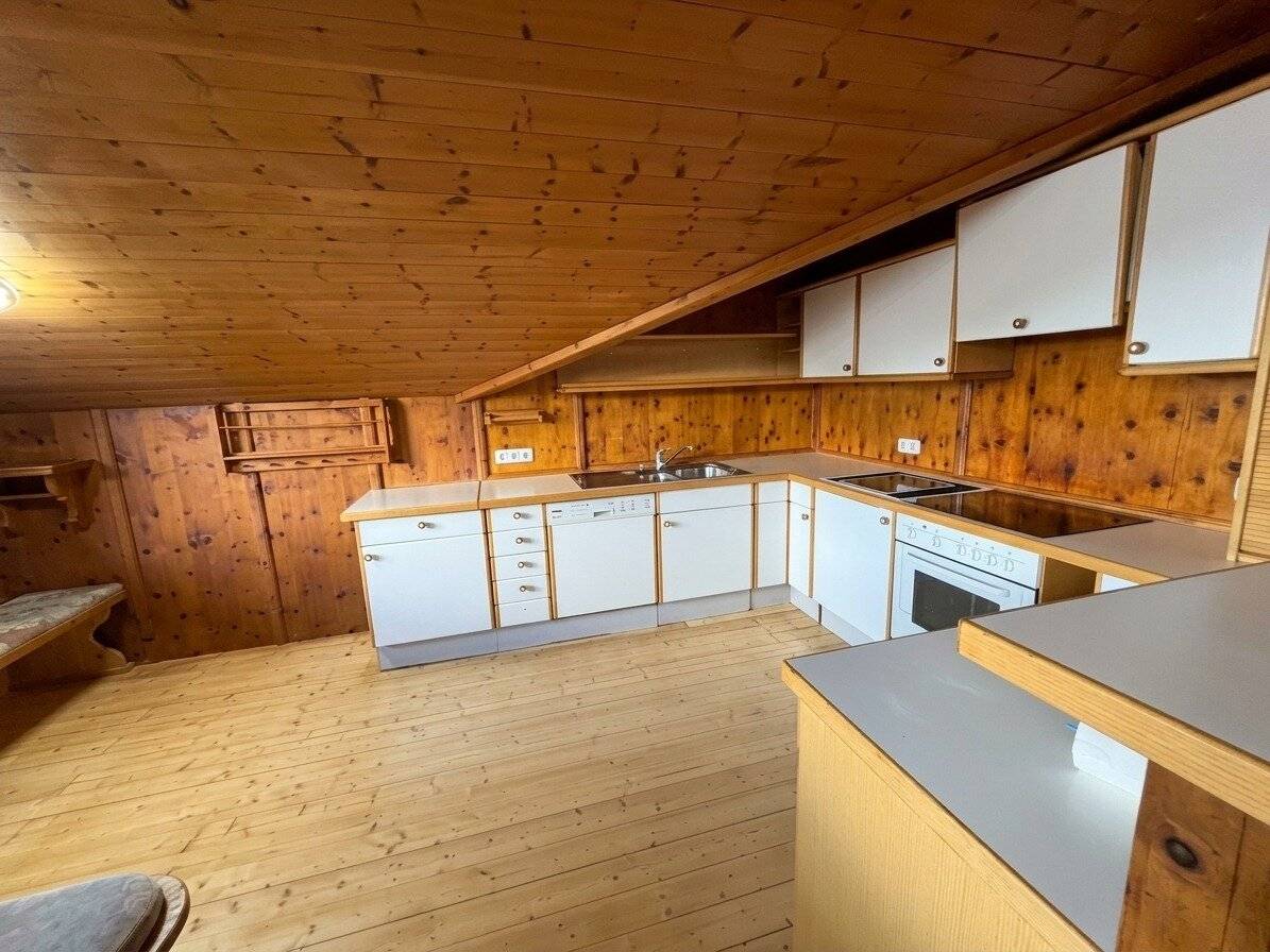 Spacious 6-room penthouse apartment with balcony and roof terrace in Axams
