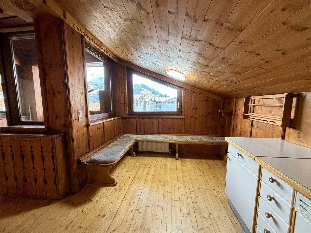 Spacious 6-room penthouse apartment with balcony and roof terrace in Axams