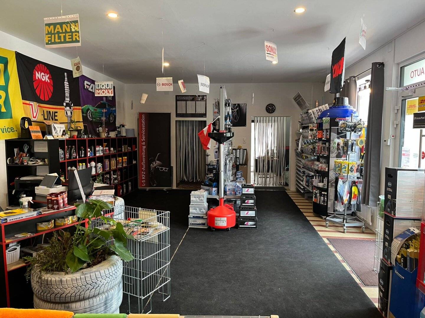 Top retail space in Laa in prime location, 2 large shop windows and versatile use