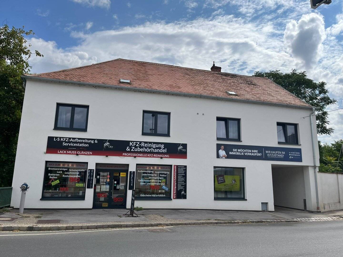 Top retail space in Laa in prime location, 2 large shop windows and versatile use