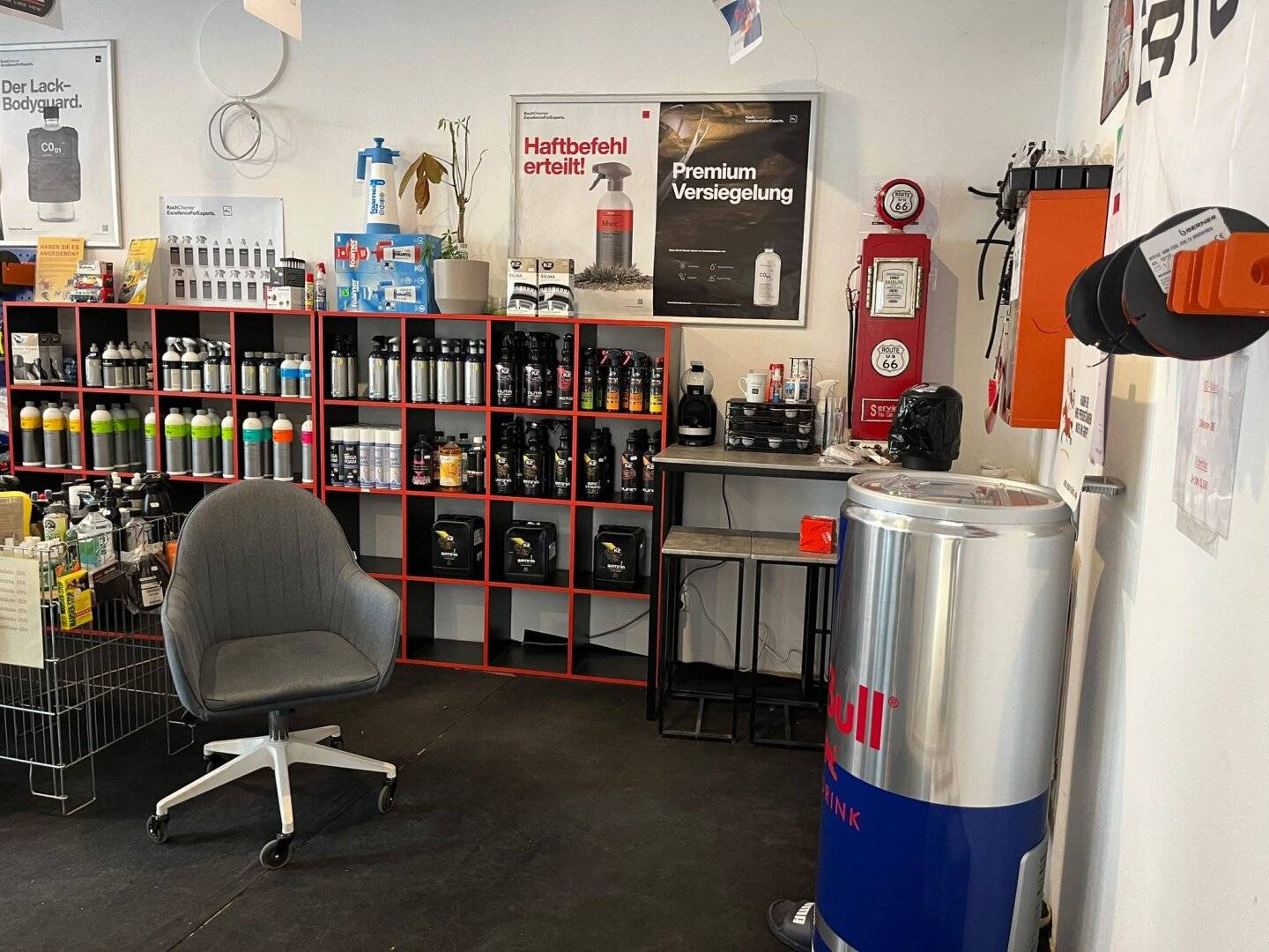Top retail space in Laa in prime location, 2 large shop windows and versatile use