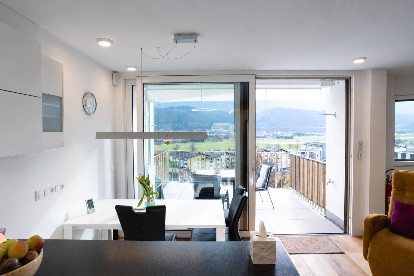 Exklusive Panoramawohnung in sonniger Ruhelage mit unverbaubarem Blick über Innsbruck und die Tiroler Bergwelt. Genießen Sie jeden Tag ein Panorama, das begeistert