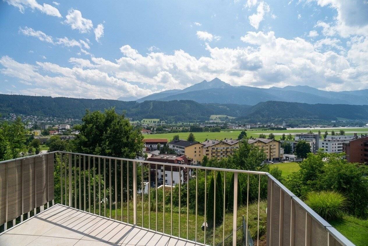 Exklusive Panoramawohnung in sonniger Ruhelage mit unverbaubarem Blick über Innsbruck und die Tiroler Bergwelt. Genießen Sie jeden Tag ein Panorama, das begeistert