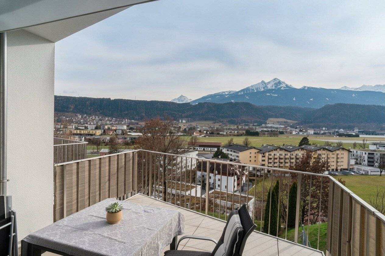 Exklusive Panoramawohnung in sonniger Ruhelage mit unverbaubarem Blick über Innsbruck und die Tiroler Bergwelt. Genießen Sie jeden Tag ein Panorama, das begeistert