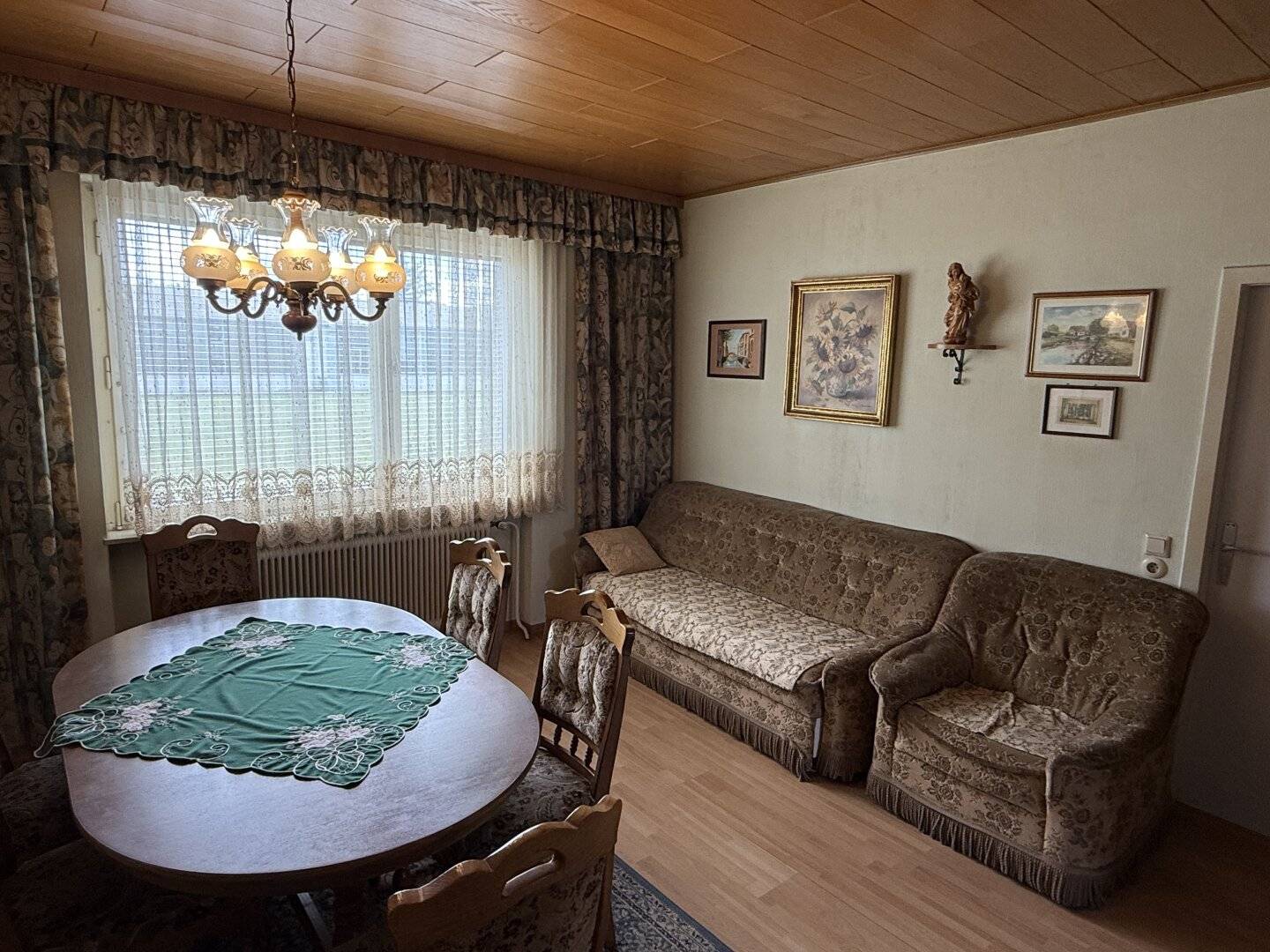 großes Wohnhaus mit 6 Schlafzimmern und Vollkeller