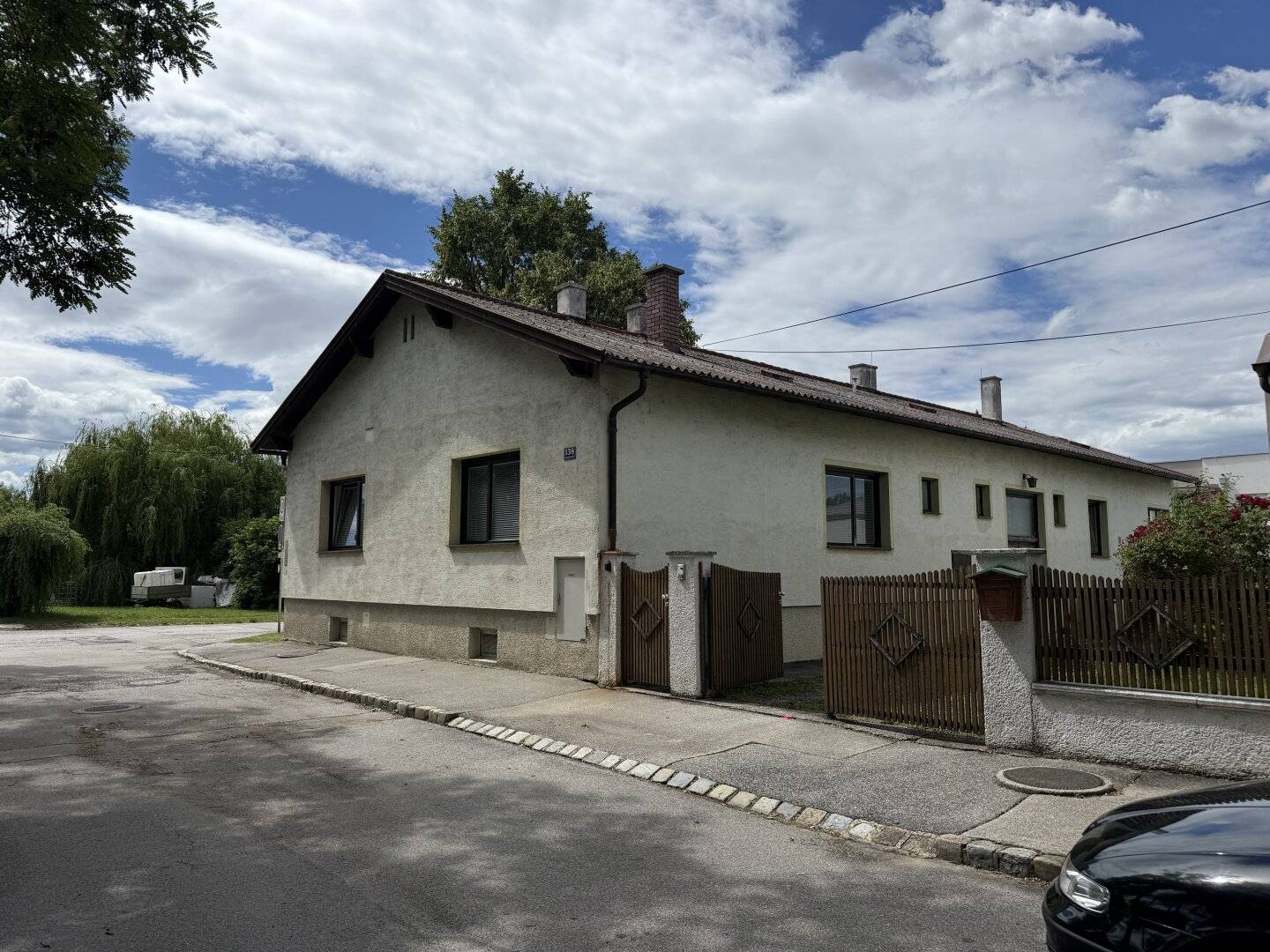 großes Wohnhaus mit 6 Schlafzimmern und Vollkeller