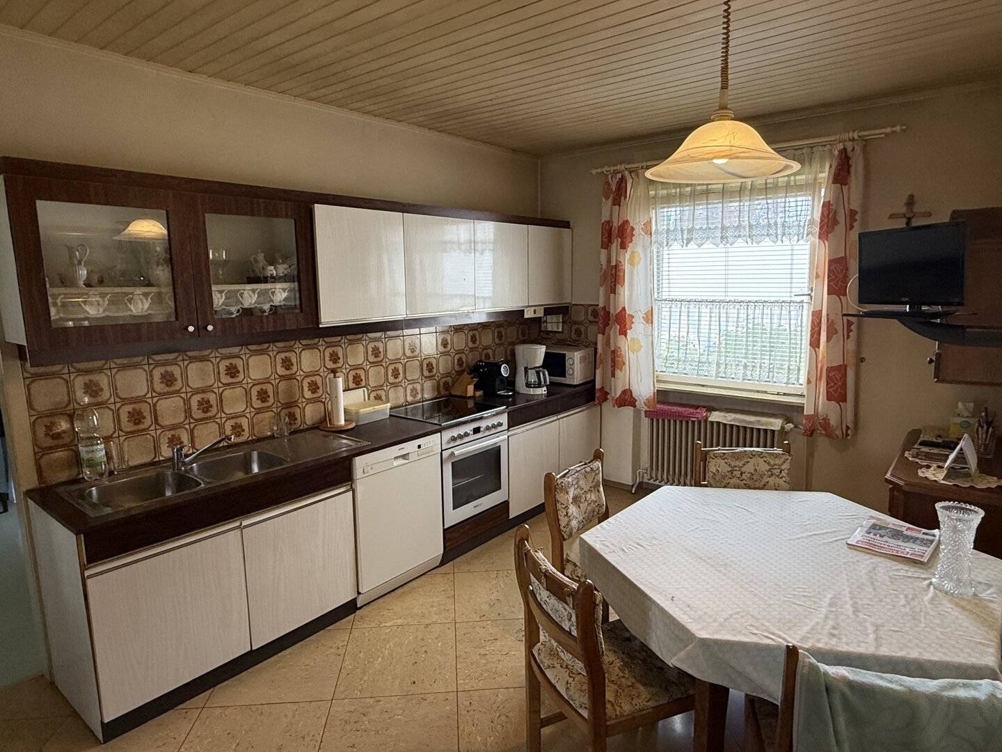 großes Wohnhaus mit 6 Schlafzimmern und Vollkeller