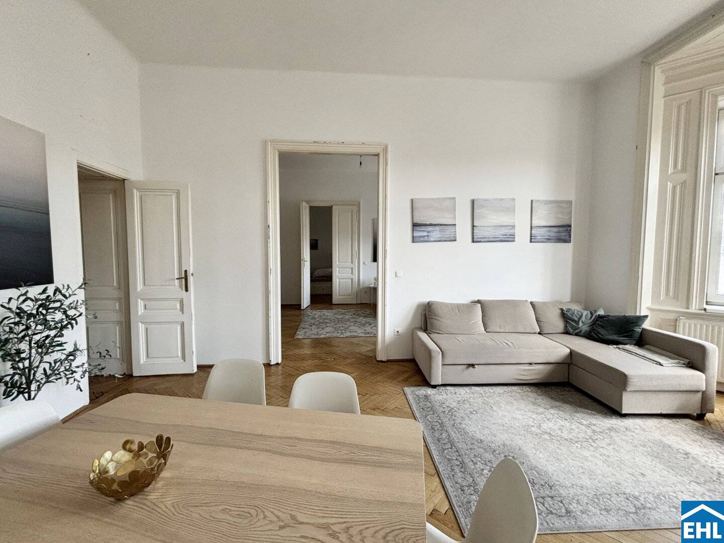 Spacious period apartment in the popular 6th district – with west balcony to the courtyard