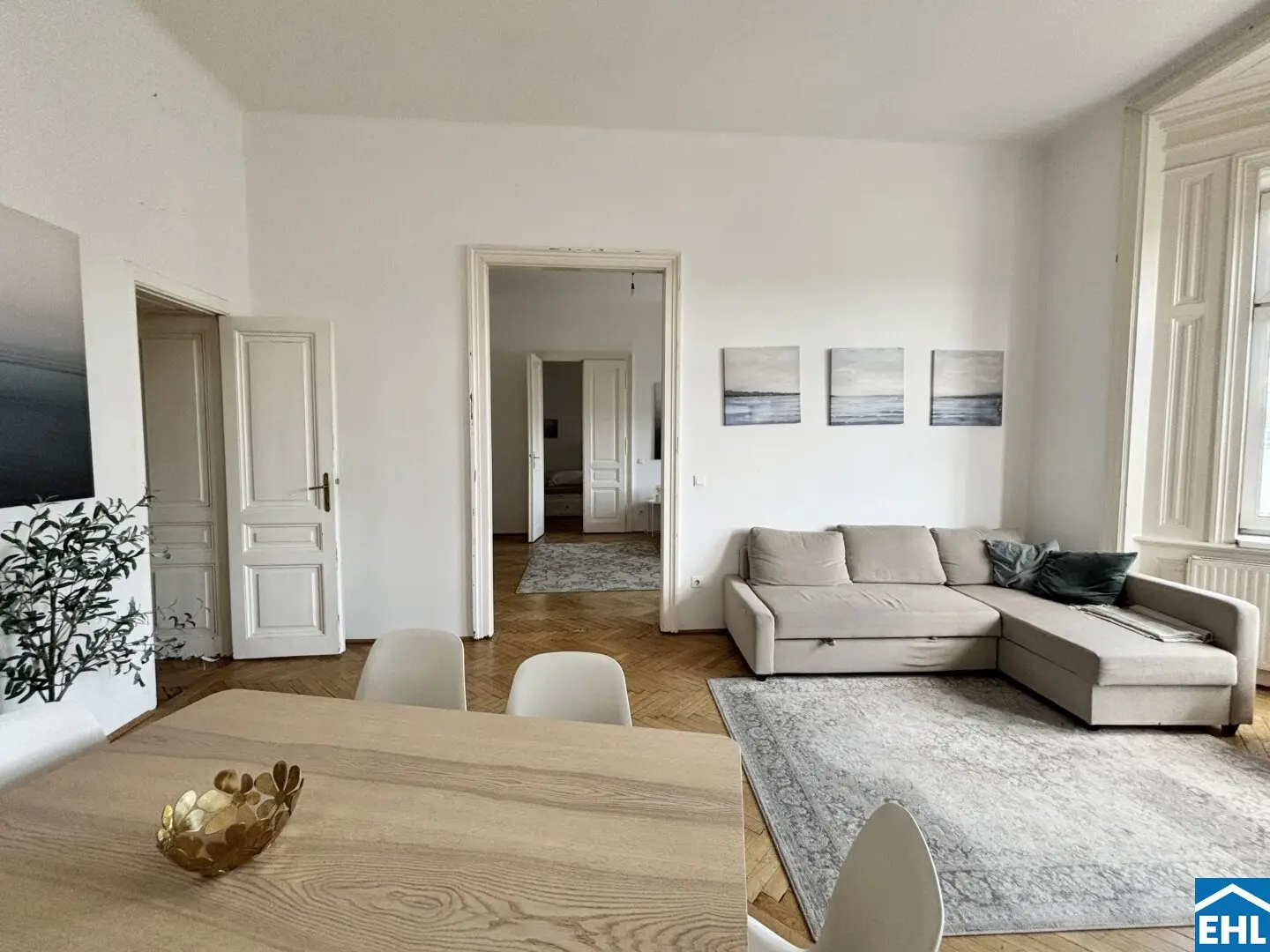 Spacious period apartment in the popular 6th district – with west balcony to the courtyard