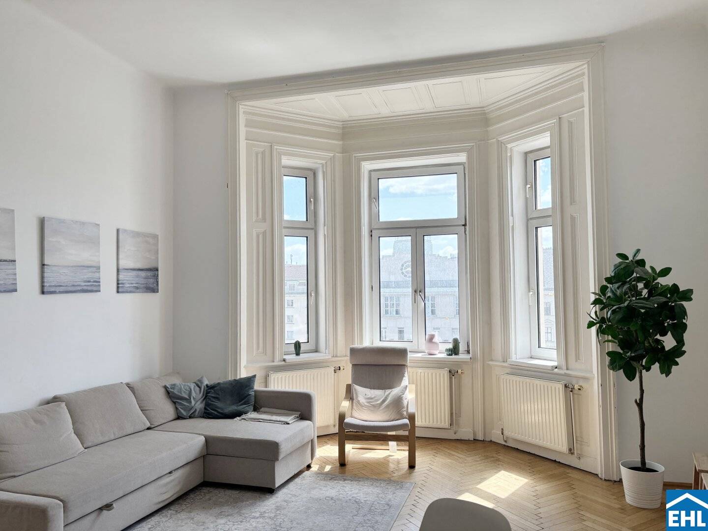 Spacious period apartment in the popular 6th district – with west balcony to the courtyard